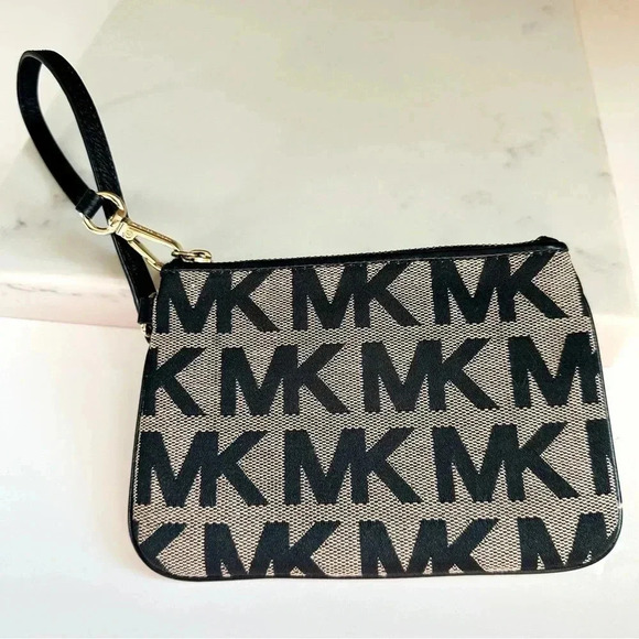 Micheal Kors Signature Logo Jacquard Wristlet - Picture 2 of 4